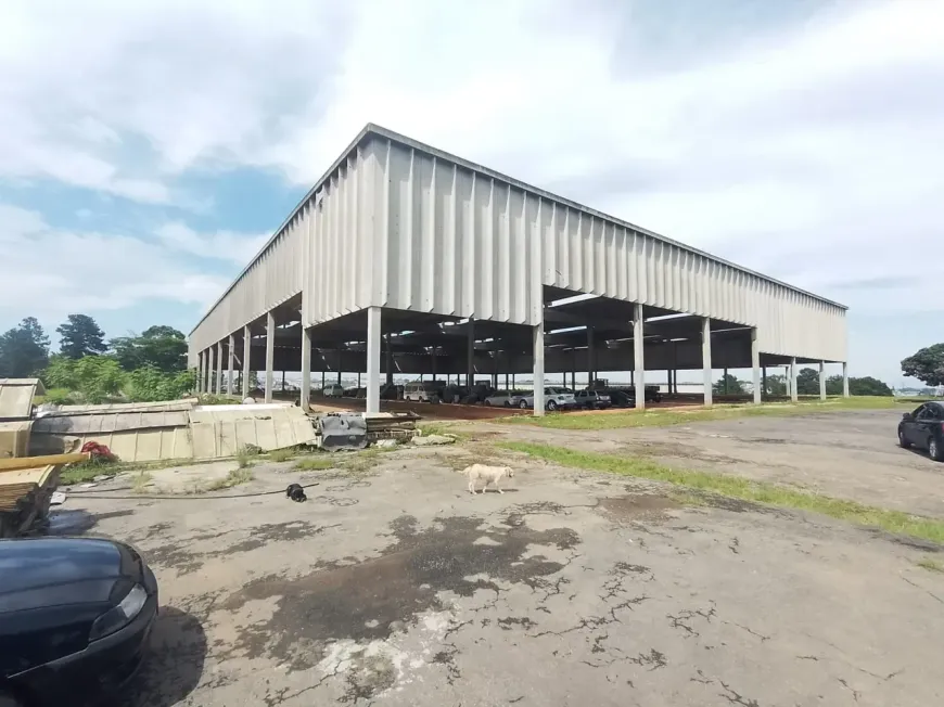 galpão industrial com fachada moderna, portão automático, estacionamento, área de carga e descarga, estrutura robusta